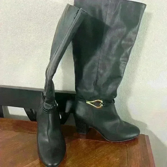 Black almost knee height boots wide calf - Picture 3 of 3